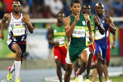 Van Niekerk se impone con una enorme ventaja en la final de 400 metros.-EFE