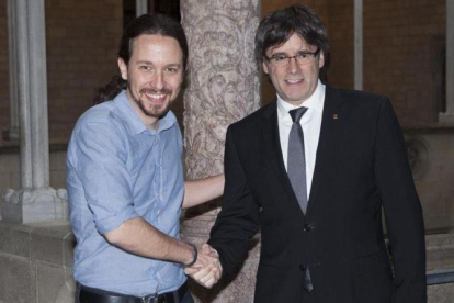 Pablo Iglesias y Carles Puigdemont, en su último encuentro, en abril de este año en el Palau de la Generalitat.-FERRAN NADEU
