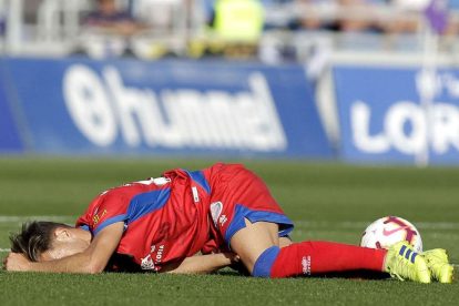 Fran Villalba se duele de un golpe durante el partido del pasado domingo en Tenerife.-ÁREA 11