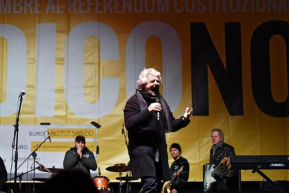 Grillo, en un acto de campaña por el 'no', en Turín.-EFE / ALESSANDRO DI MARCO