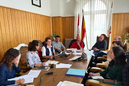 Reunión celebrada en Covaleda para tratar el Plan de Sostenibilidad Turística. HDS