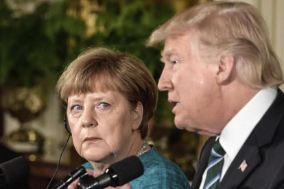 Donald Trump y Angela Merkel en la rueda de prensa posterior a su reunión en la Casa Blanca.-CLEMENS BILAN