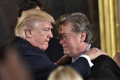 Trump abraza a Bannon, su asesor más próximo, después de jurar el cargo de presidente, el pasado mes de enero.-AFP / MANDEL NGAN