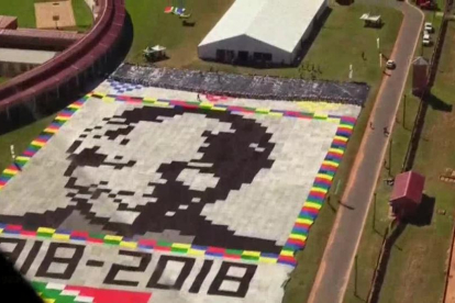 Creado con miles de mantas tejidas por todo el mundo y extendido sobre el patio de una cárcel de máxima seguridad cercana a Pretoria, el retrato de más de Nelson Mandela es visible desde el espacio exterior. /-EFE