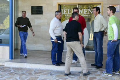 Miembros del comité a la entrada de la fábrica. / ÁLVARO MARTÍNEZ-