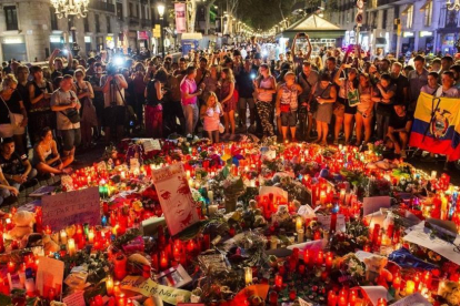 Peluches, velas, dibujos y notas depositadas en memoria de las víctimas del atentado en el Pla de lOs a la Rambla de Barcelona.-/ JORDI COTRINA