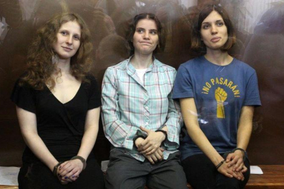 De izquierda a derecha, Maria Alyokhina, Yekaterina Samutsevich y Nadezhda Tolokonnikova, del grupo Pussy Riot, antes de ser condenadas por un tribunal en Moscú.-AFP (ARCHIVO)
