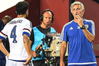 José Mourinho da instrucciones a Cesc, durante el partido entre el Barça y el Chelsea en Washington.-Foto: AFP / NICHOLAS KAMM