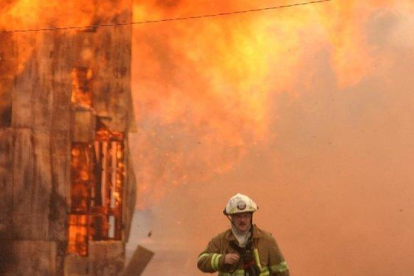 Un bombero, en un incendio en un almacén de Jim Beam en Bardstown (Kentucky, EEUU), el 4 de agosto del 2003.-ARCHIVO / AP