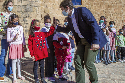 Mañueco saluda a los niños de Monteagudo de las Vicarías.-MARIO TEJEDOR