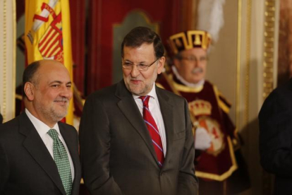Mariano Rajoy habla con el presidente del Constitucional, Francisco Pérez de los Cobos, durante los actos con motivo del aniversario de la Carta Magna.-AGUSTÍN CATALAN