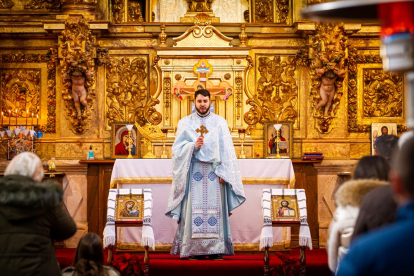 Misa ortodoxa en el Mirón. MARIO TEJEDOR (12)