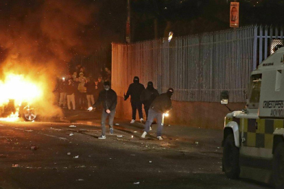 Enfrentamientos entre manifestantes y policía en Londonderry (Irlanda del Norte).-AP