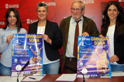 Las representantes del C.G. Duero con el concejal Jesús Bárez en la presentación del torneo.-Ayuntamiento de Soria