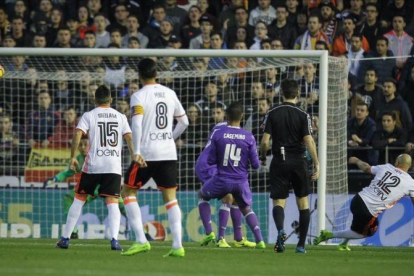 Zaza marca el primer gol del Valencia.-MIGUEL LORENZO
