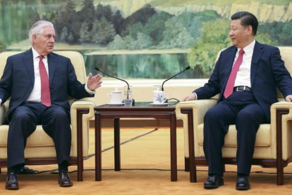 Tillerson, izquierda, con Xi Jinping, en en Pekín.-Lintao Zhang