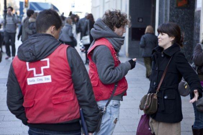 Captadores de socios de una ONG en las calles del centro de Barcelona.-EL PERIÓDICO (FERRAN NADEU)