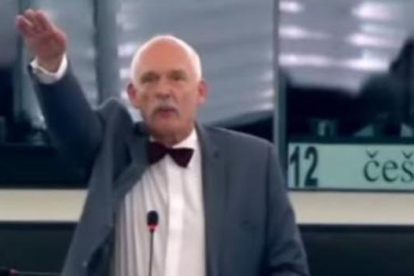 El eurodiputado polaco Janusz Korwin-Mikke haciendo el saludo nazi en uno de los plenos del Parlamento Europeo-AGENCIAS