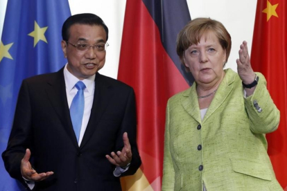 La cancillera alemana, Angela Merkel, y el primer ministro chino, Li Keqiang, a su llegada a una rueda de prensa en la Cancilleria de Berlin.-EFE / FELIPE TRUEBA