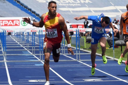 Orlando Ortega llega vencedor en los 110 metros vallas.-AFP / FRANCOIS LO PRESTI