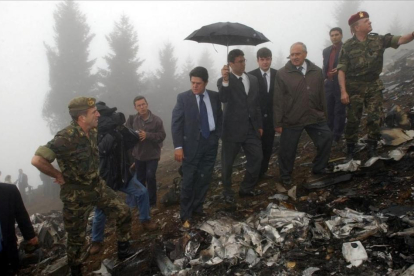 El entonces ministro de Defensa, Federico Trillo, visita el lugar del accidente del Yak-42, el 27 de mayo del 2003 en Trebisonda (Turquía).-EFE / CHEMA MOYA