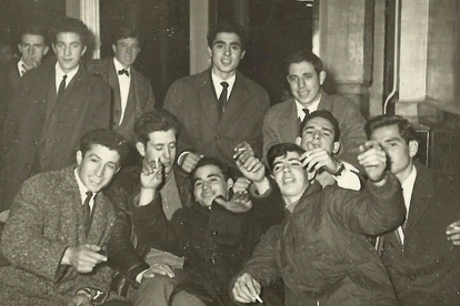 Un grupo de jóvenes en torno a los años 50 o 60 posando antes de entrar a un baile. Foto: Casino Círculo Amistad Numancia