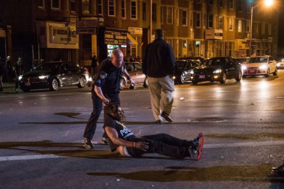 Un hombre detenido durante las protestas de este sábado en Baltimore, Maryland.-Foto: AFP / ANDREW BURTON