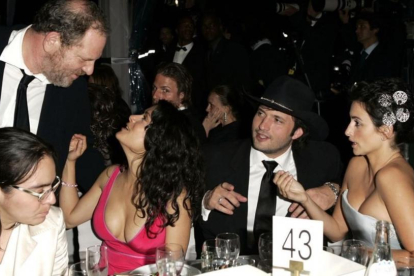 Harvey Weinstein habla con Salma Hayek en una fiesta, junto a Robert Rodríguez y Penélope Cruz, en el 2005.-WIRELIMAGE / J. VESPA