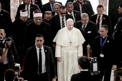 El papa Francisco llega a la gran mezquita del Al Azhar para reunirse con el iman Ahmed el-Tayyib.-AP / NARIMAN EL-MOFTY