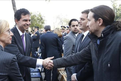 Andrés Herzog saluda a Pablo Iglesias en presencia de Rosa Díez y Albert Rivera.-EFE