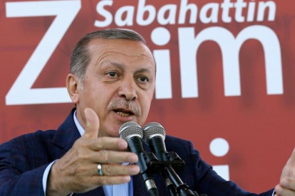 Erdogan se dirige a académicos y estudiantes en la Universidad Sabahattin Zaim, en Estambul, este domingo.-AP / YASIN BULBUL