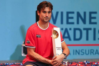 David Ferrer, con el trofeo que lo acredita como ganador del torneo de Viena.-EFE / THOMAS HAUMER