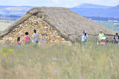 Visitantes en el yacimiento de Numancia en una imagen de archivo. / ÁLVARO MARTÍNEZ-