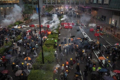Enfrentamientos entre manifestantes y policías en Hong Kong, este domingo.-EFE EPA / ROMAN PILIPEY