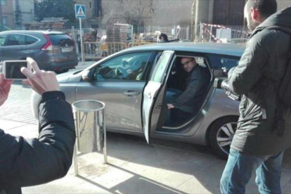 El concejal Joan Coma sube al coche para trasladarse a Madrid, ayer.-TWITTER