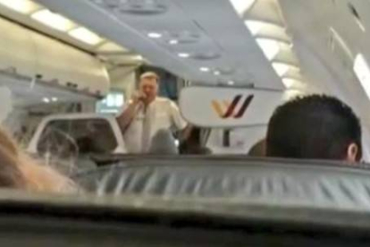 l piloto de Germanwings Frank Woiton tranquiliza a los pasajeros-Twitter