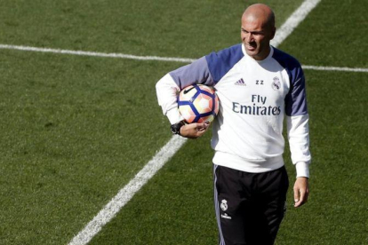 Zidane, en el entrenamiento previo al duelo con el Villarreal.-EFE / JUAN CARLOS HIDALGO