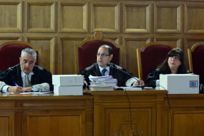 Magistrados de la Audiencia durante un juicio.-ALVARO MARTÍNEZ