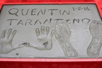 La placa con las huellas de Tarantino. La suela del zapato lleva inscrita la expresión 'Fuck u' (en castellano, que os jodan).-Rich Fury / AP / RICHARD FURY