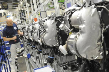 Un operario de Volkswagen examina un motor diésel en la planta de la firma en Salzgitter (Alemania).-JULIAN STRATENSCHULTE / EFE