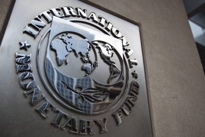 Imagen del logotipo del Fondo Monetario Internacional (FMI), colocado en la entrada de un edificio de la sede, el edificio HQ2, en Washington DC, Estados Unidos.-Foto: EFE