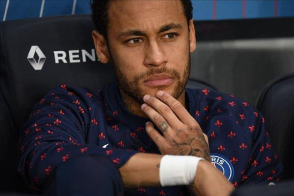 Neymar, en el banquillo del Paris Saint-Germain.-ANNE-CHRISTINE POUJOULAT (AFP)