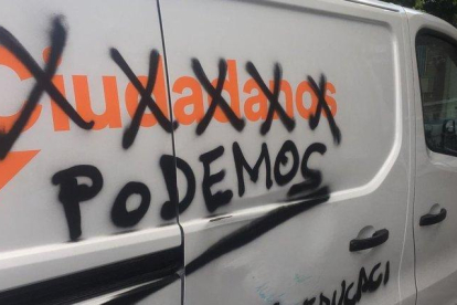 Una furgoneta de Ciudadanos que ha amanecido con pintadas en Madrid.-TWITTER