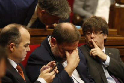 Carles Puigdemont, Oriol Junqueras y Jordi Turull, durante el pleno de la ley de ruptura en el Parlament.-JULIO CARBÓ