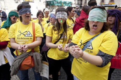 RECORTES Protesta contra los recortes, en el 2012, en Barcelona.-/ FERRAN NADEU