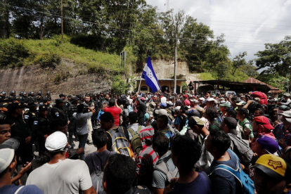 Caravana de migrantes atraviesa Guatemala-ESTEBAN BIBA (EFE)