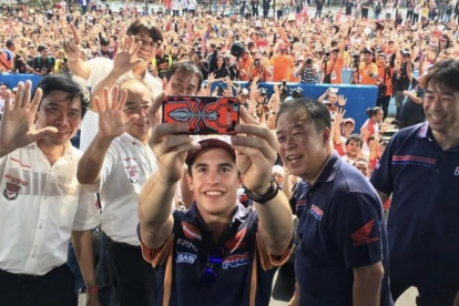 Marc Márquez se hace un 'selfie', teniendo a su izquierda al jefe de HRC, Shuhei Nakamoto, en su reciente visita a Indonesia, el pasado martes.-HONDA RACING CORPORATION (HRC)