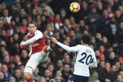 Laurent Koscielny despeja un balón ante la presencia de Dele Alli.-FACUNDO ARRIZABALAGA (EFE)