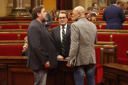 Oriol Junqueras, Artur Mas y Raül Romeva, en el Parlament.-JULIO CARBÓ