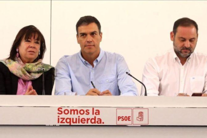 Cristina Narbona, Pedro Sánchez y José Luis Ábalos, el pasado 18 de septiembre en la sede del PSOE.-JUAN MANUEL PRATS
